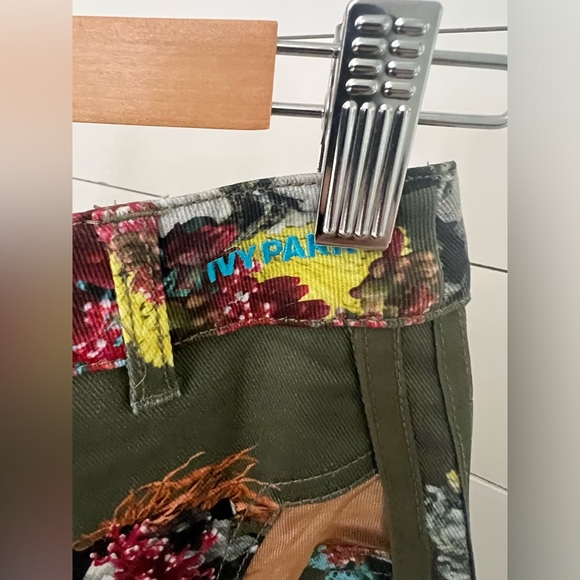 IVY PARK X ADIDAS IVYTOPIA Olive Green Skirt with Floral Print & Mesh
Lining - Picture 7 of 13